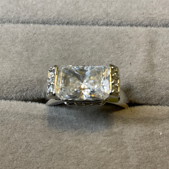 Elegant Sterling Silver Women's Ring - Picture 1 of 4